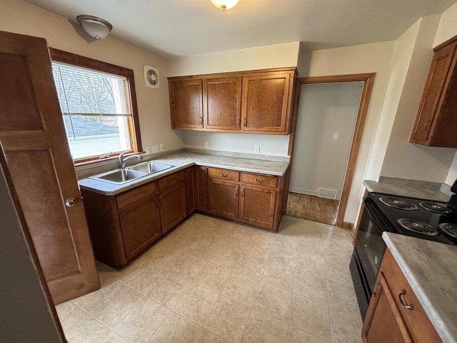 W63N399 Hillcrest Ave - Photo 4 of 23
