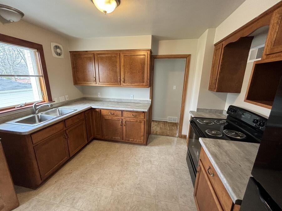 W63N399 Hillcrest Ave - Photo 5 of 23