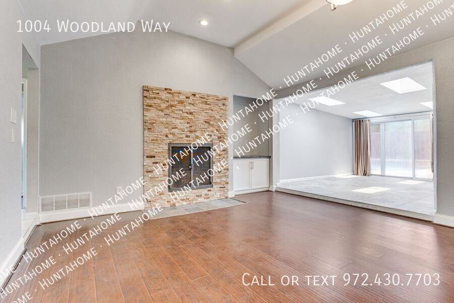 1004 Woodland Way - Photo 3 of 12