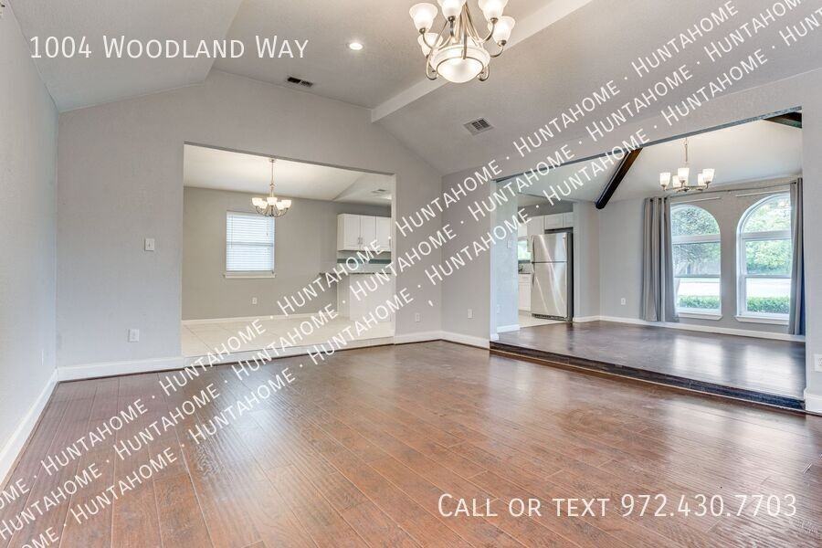 1004 Woodland Way - Photo 4 of 12