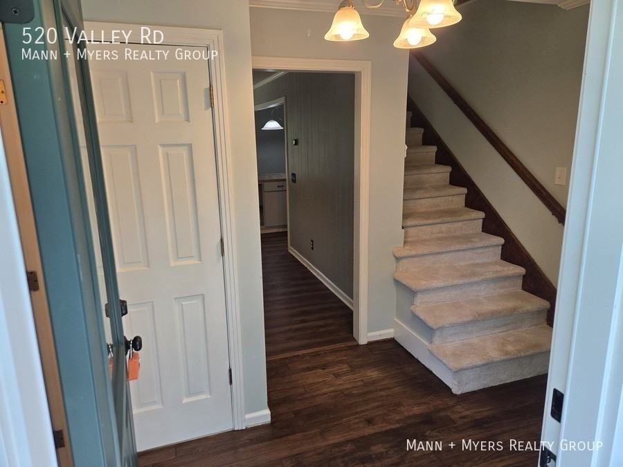 520 Valley Rd - Photo 4 of 43