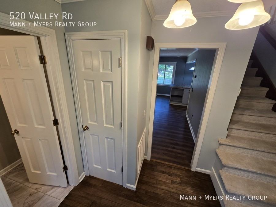 520 Valley Rd - Photo 5 of 43
