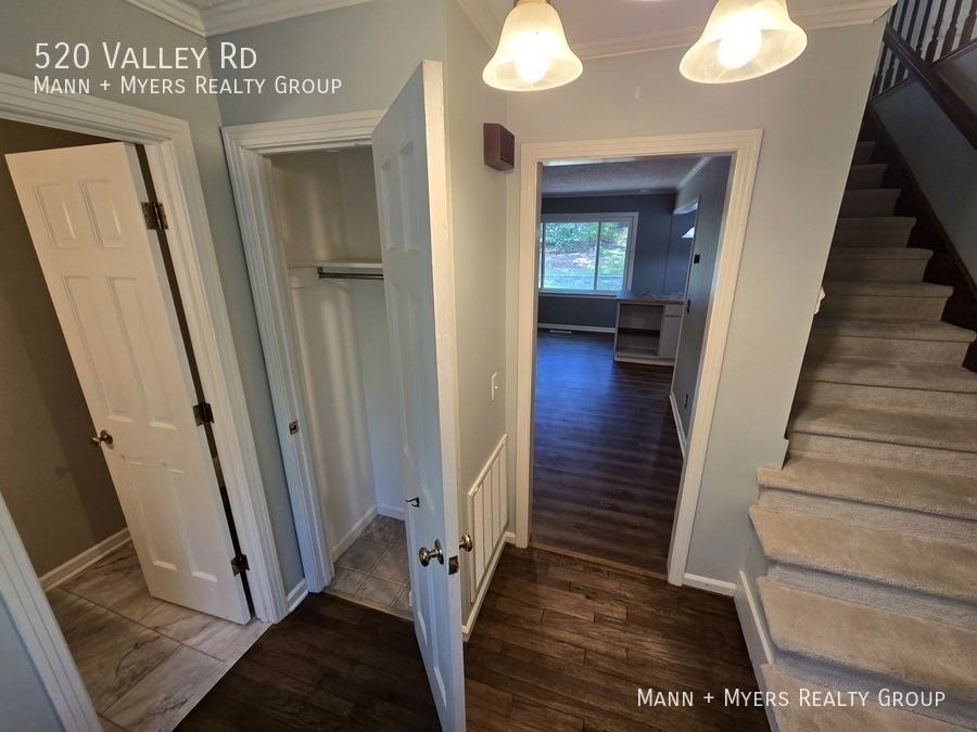 520 Valley Rd - Photo 6 of 43