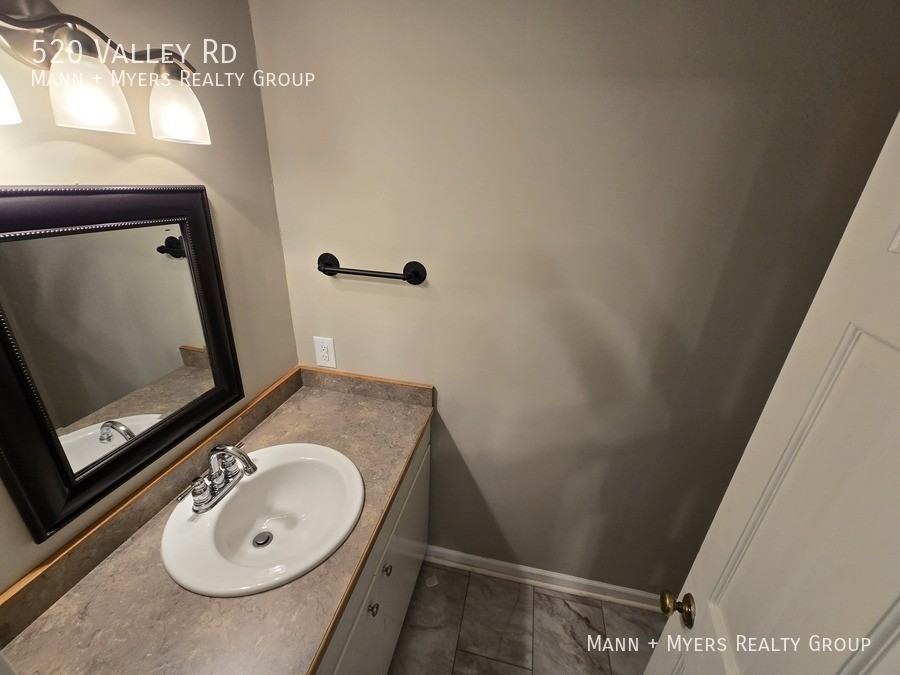 520 Valley Rd - Photo 7 of 43