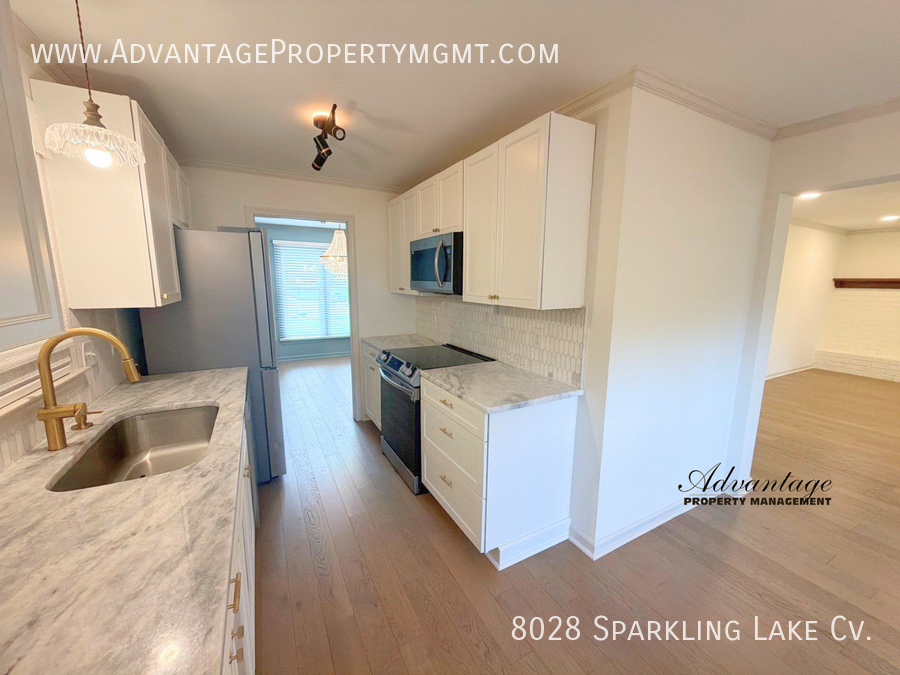 8028 Sparkling Lake Cv - Photo 7 of 35