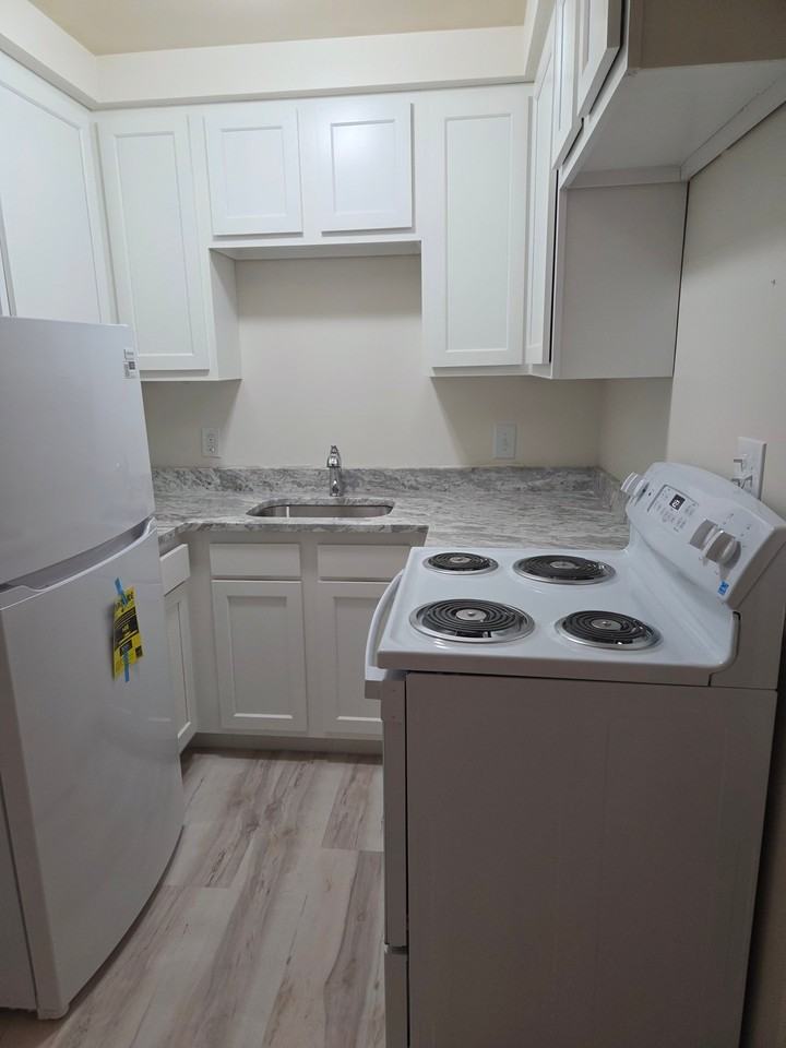 2525 E Maple Rd #3 - Photo 4 of 12