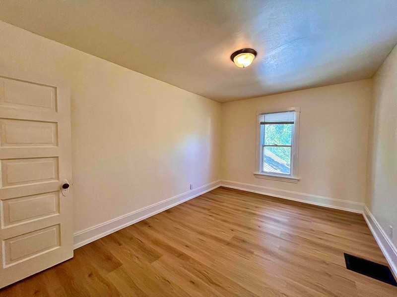 521 Burbank Ave #2 - Photo 2 of 11