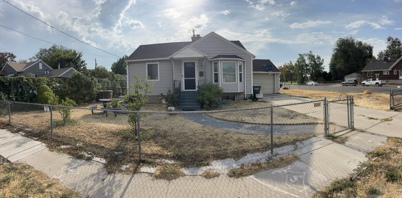 406 S Navajo St - Photo 2 of 3
