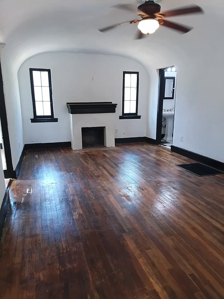 210 E Normandie Ave - Photo 4 of 9