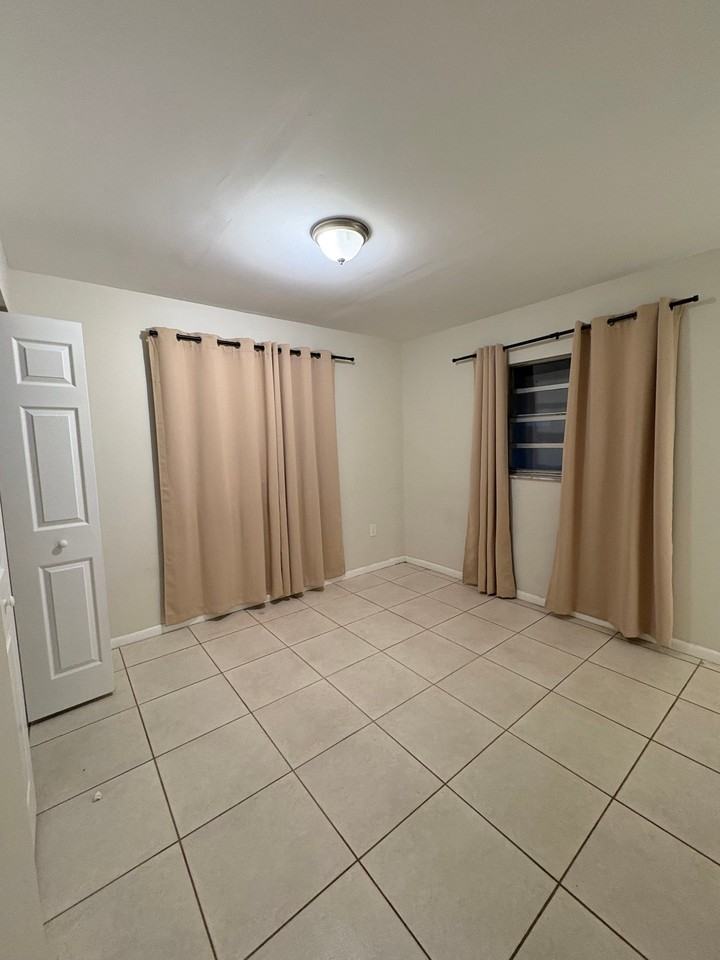 4928 Shoshone St - Photo 7 of 13