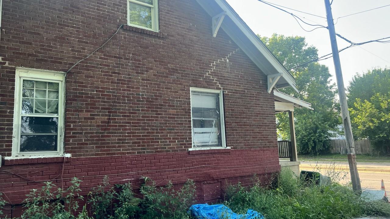 231 W Grand Ave - Photo 2 of 19