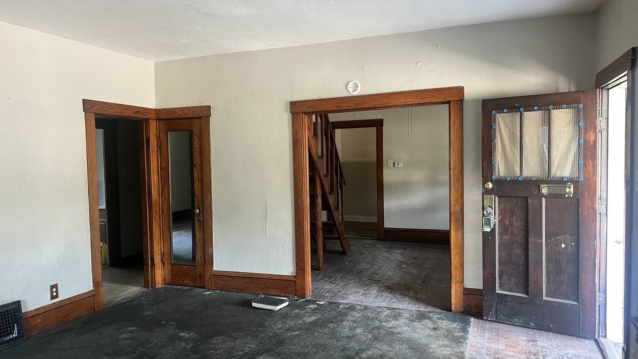 231 W Grand Ave - Photo 6 of 19