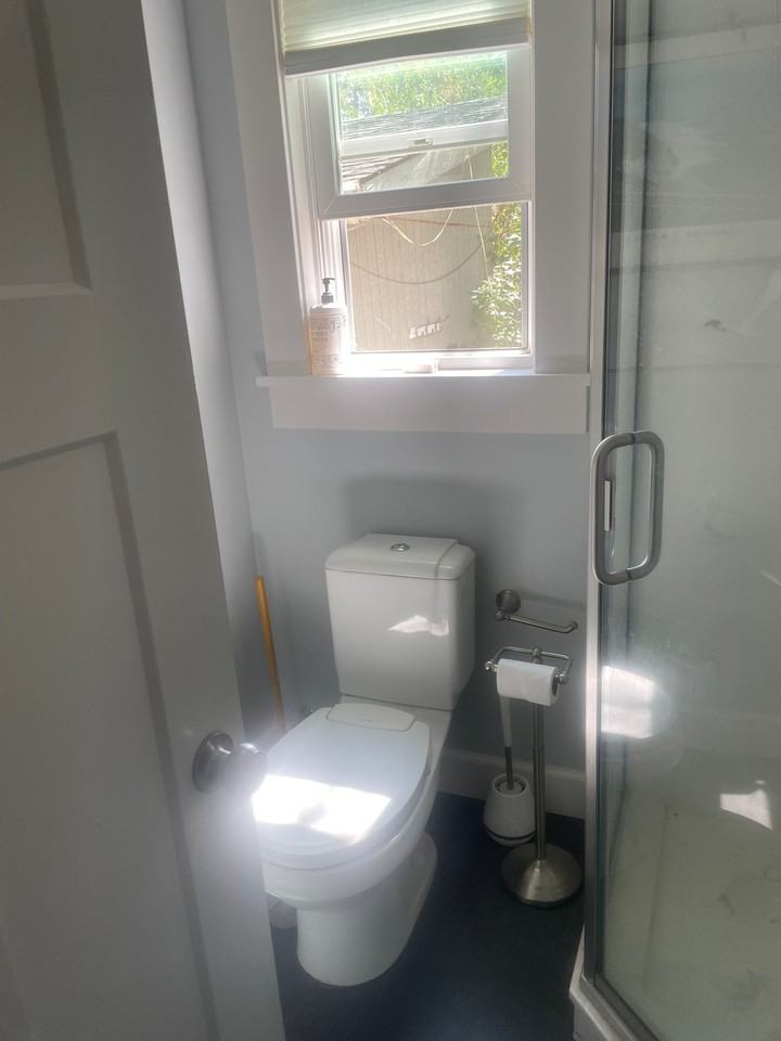 657 Siskiyou Blvd #1 - Photo 5 of 10
