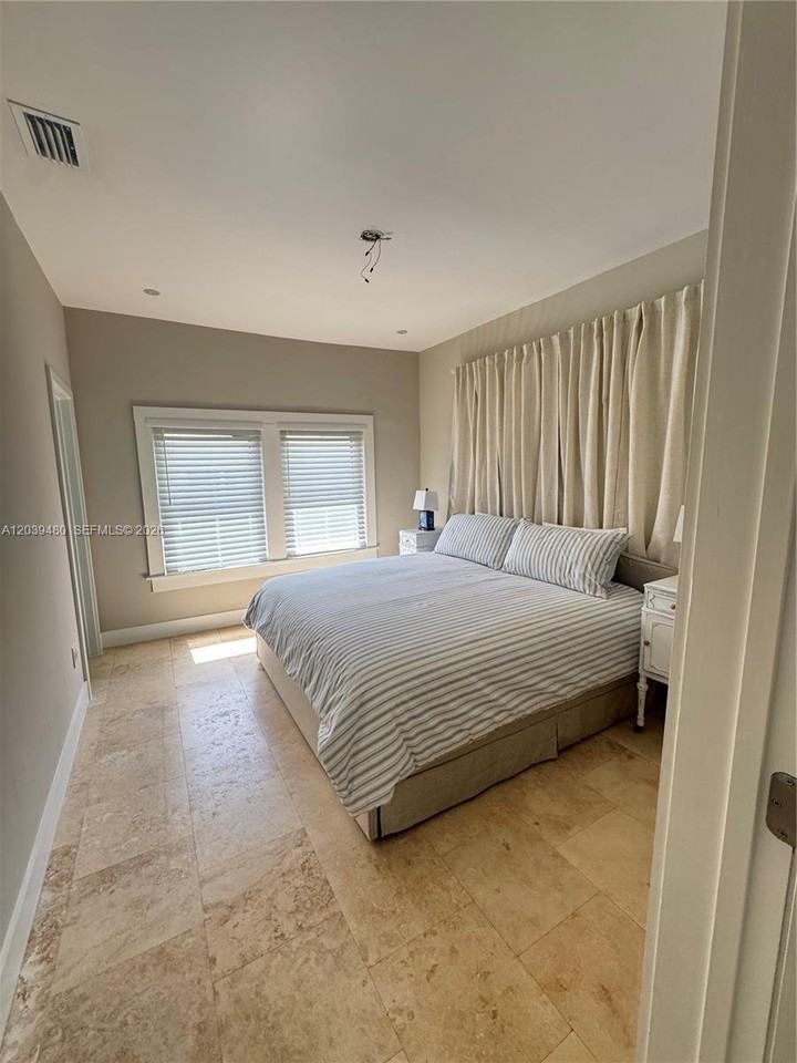 2434 Sw 15th St - Photo 4 of 8
