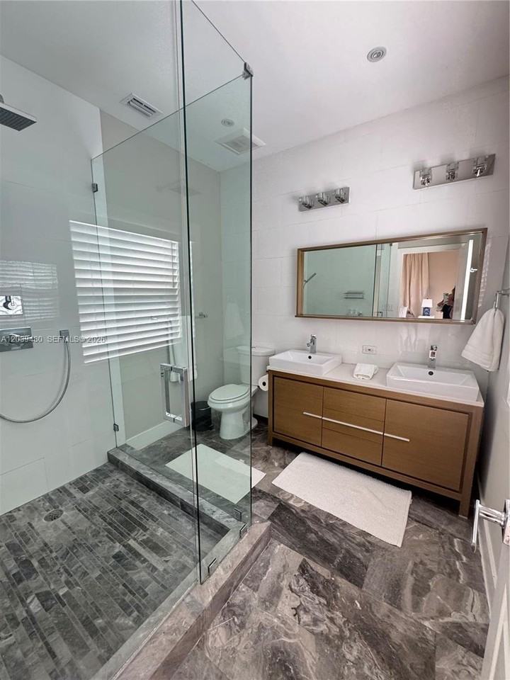 2434 Sw 15th St - Photo 5 of 8