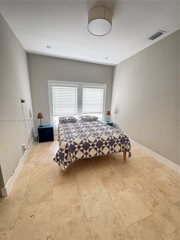 2434 Sw 15th St - Photo 6 of 8