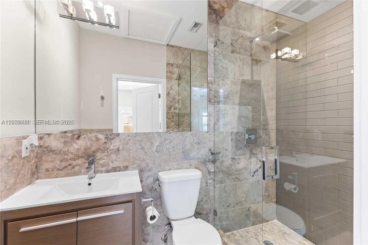 2434 Sw 15th St - Photo 7 of 8