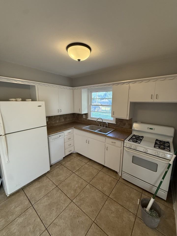428 E 8th St #1 - Photo 4 of 7