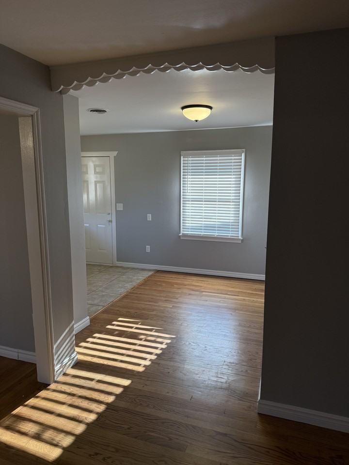 428 E 8th St #1 - Photo 5 of 7