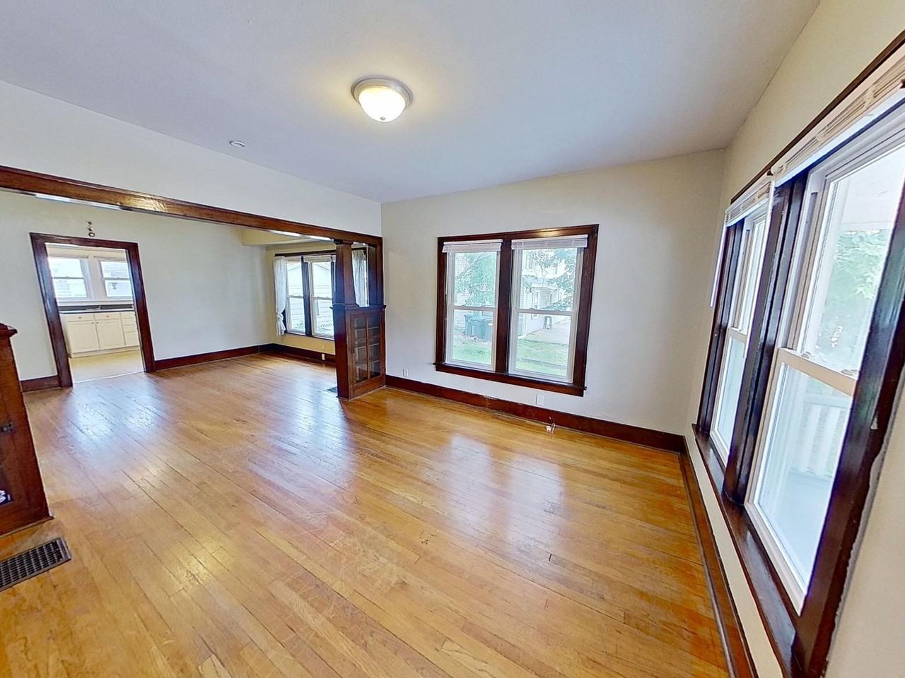 709 E Main St - Photo 4 of 11