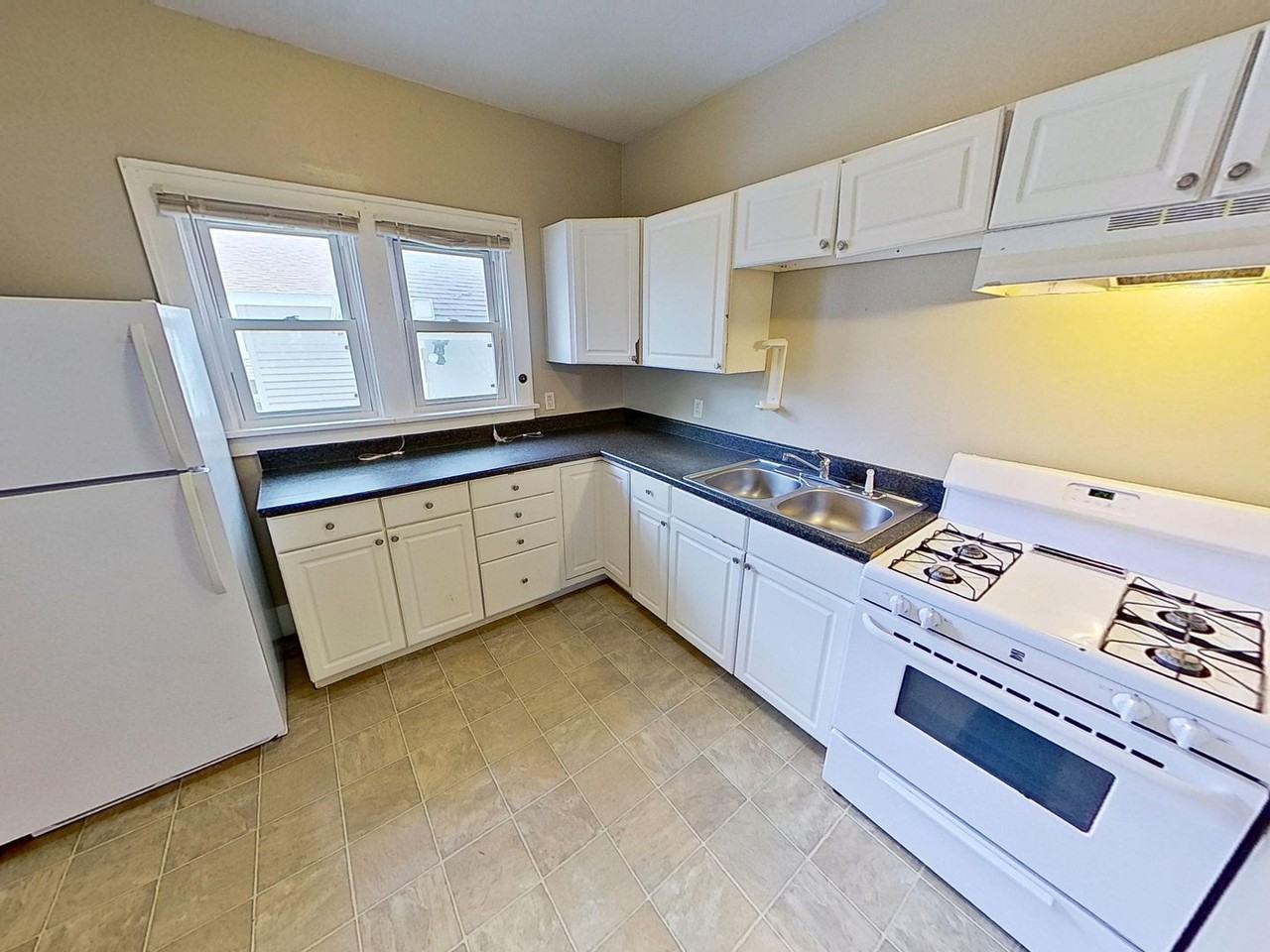 709 E Main St - Photo 5 of 11