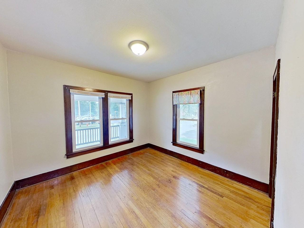709 E Main St - Photo 6 of 11