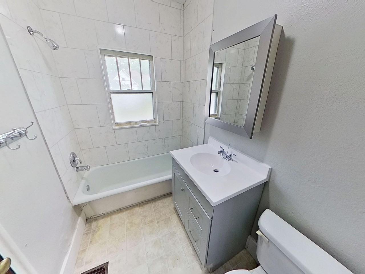 709 E Main St - Photo 7 of 11