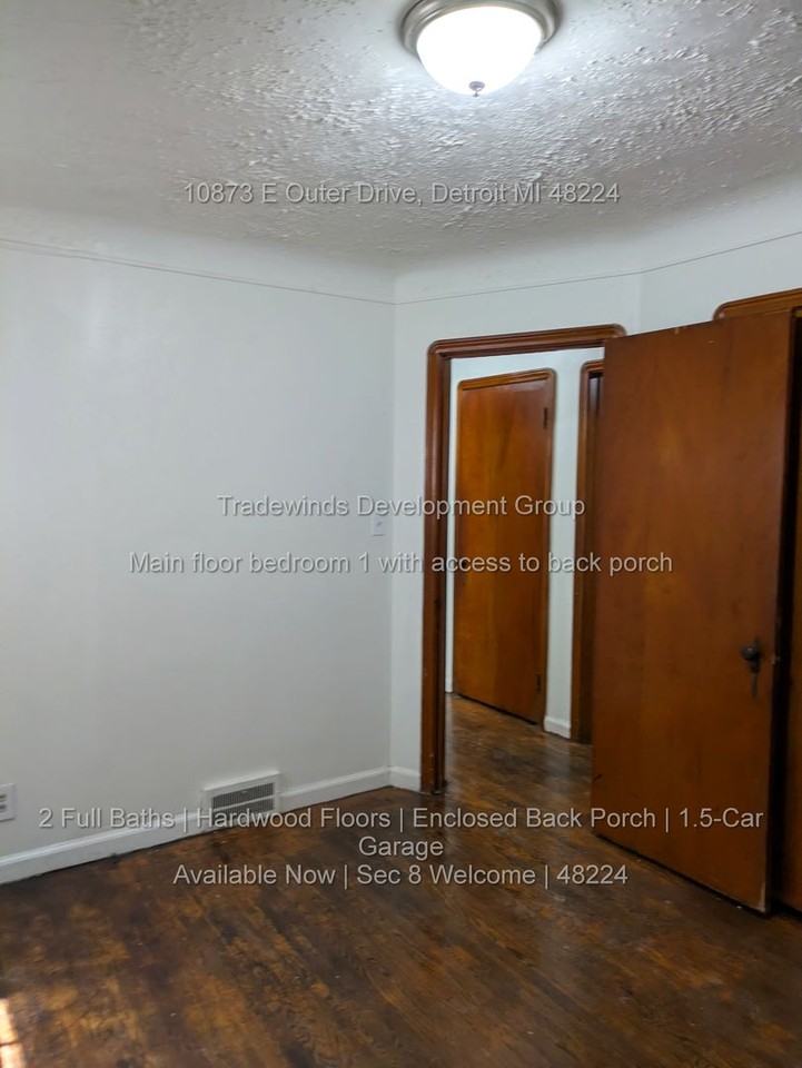 10873 E Outer Dr - Photo 3 of 15