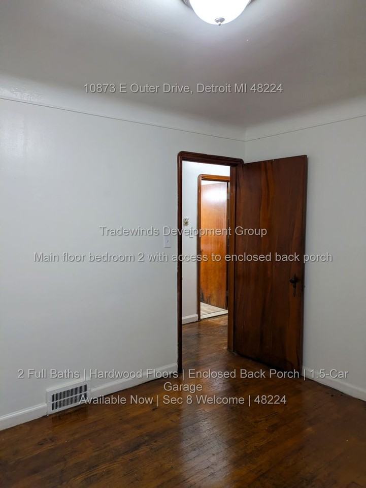 10873 E Outer Dr - Photo 4 of 15