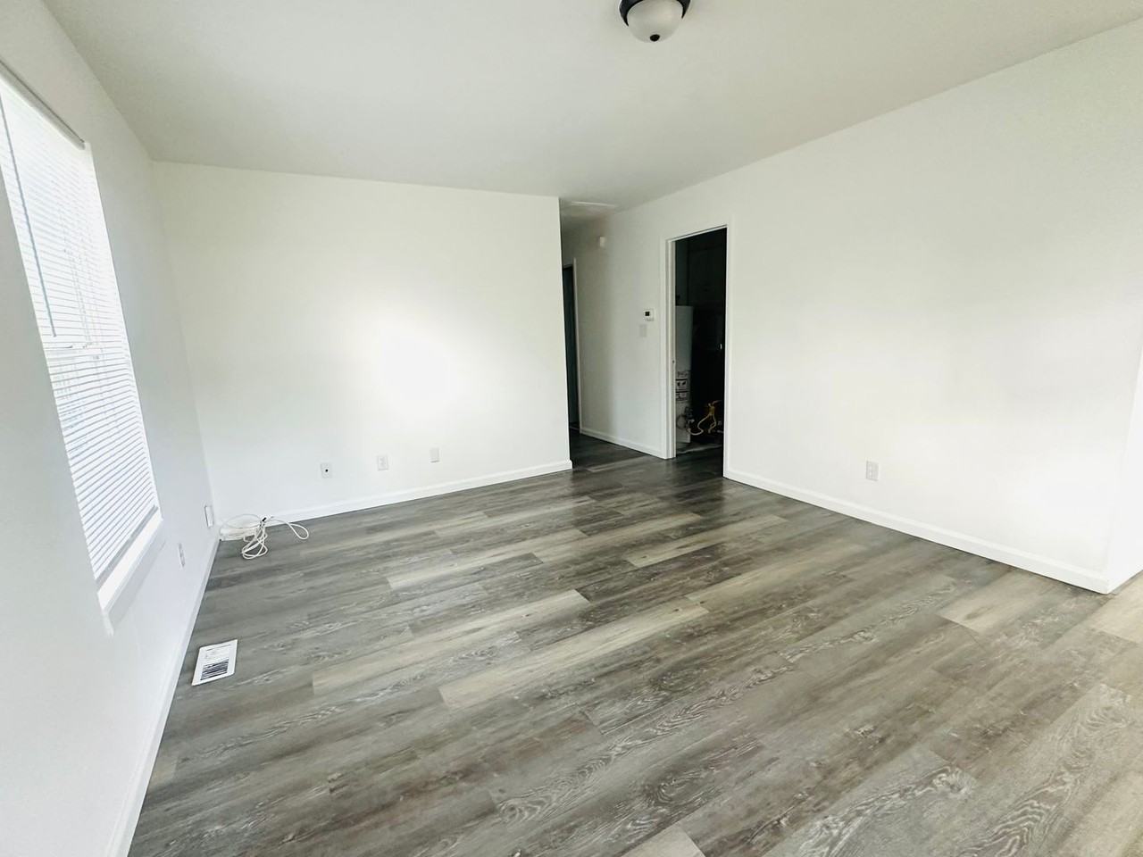 746 Edgemont Ave - Photo 4 of 26