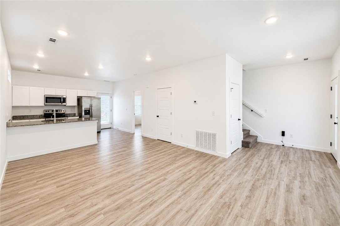 1031 Boardwalk Ave - Photo 5 of 18