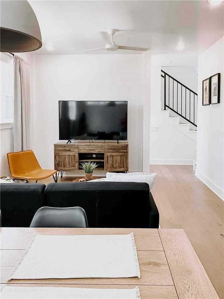 306 Se G St - Photo 2 of 50