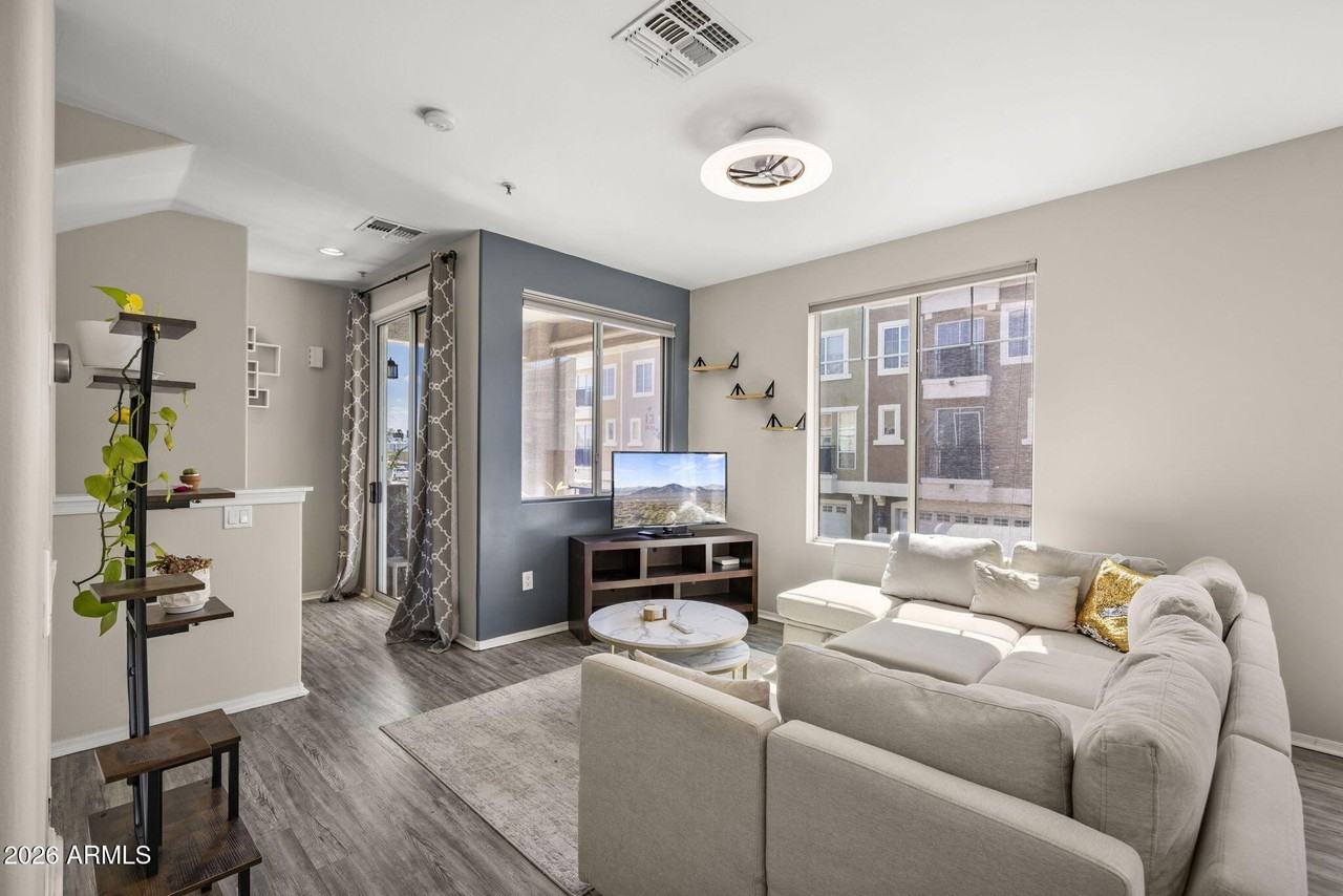 2450 W Glenrosa Ave #9 - Photo 4 of 31