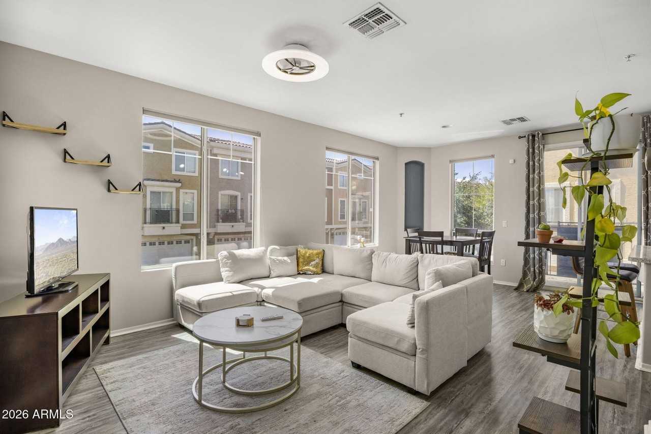 2450 W Glenrosa Ave #9 - Photo 5 of 31