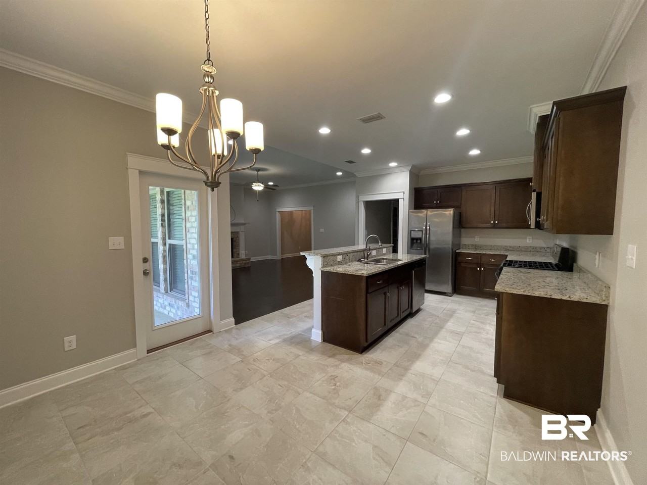 253 Hawthorne Cir - Photo 2 of 14