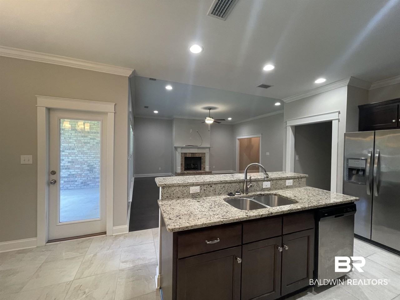 253 Hawthorne Cir - Photo 3 of 14