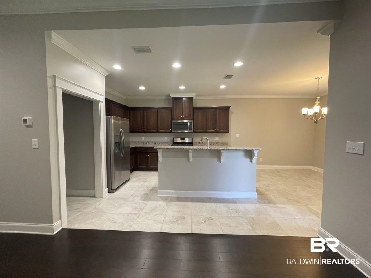 253 Hawthorne Cir - Photo 4 of 14