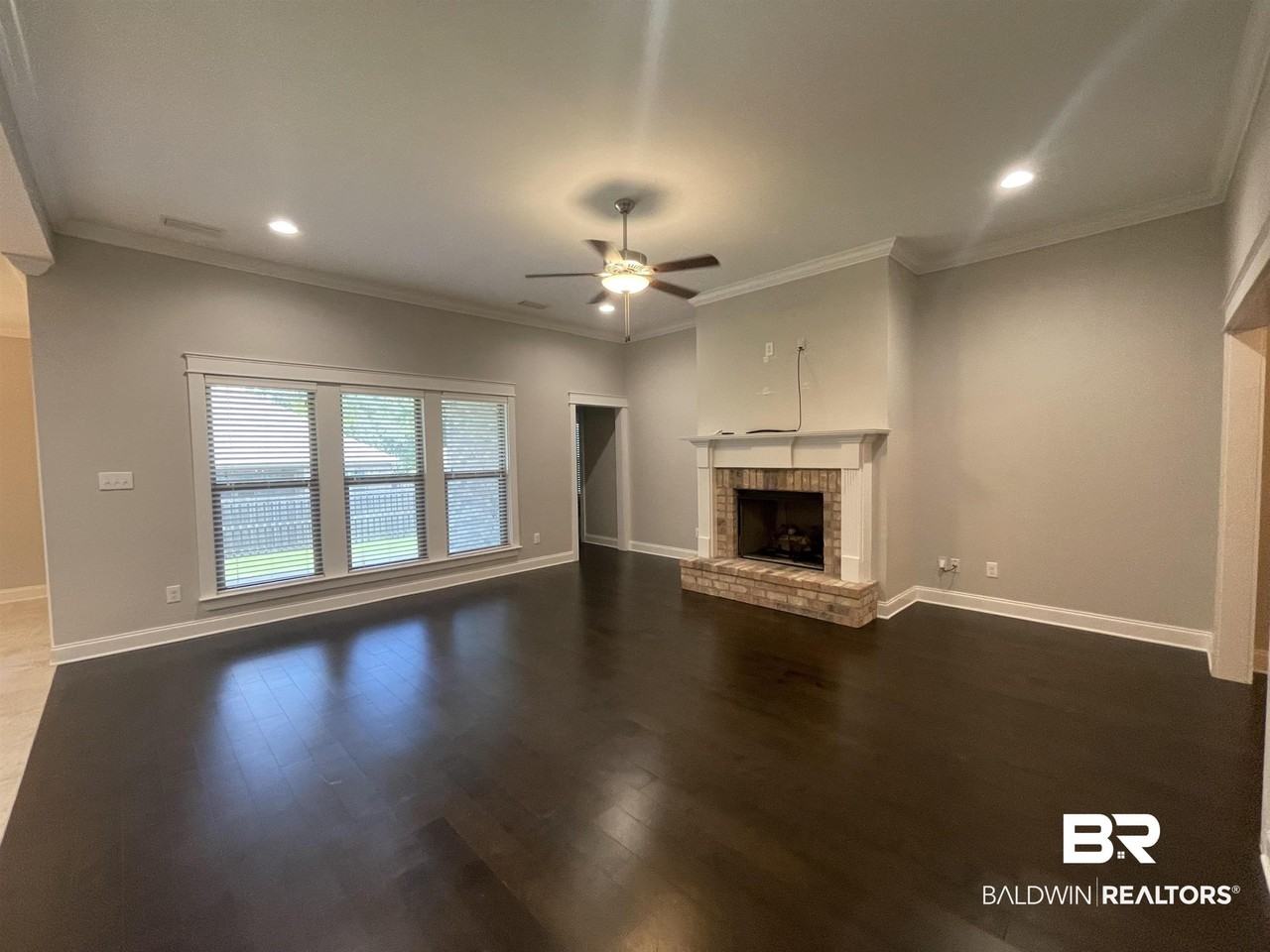253 Hawthorne Cir - Photo 5 of 14