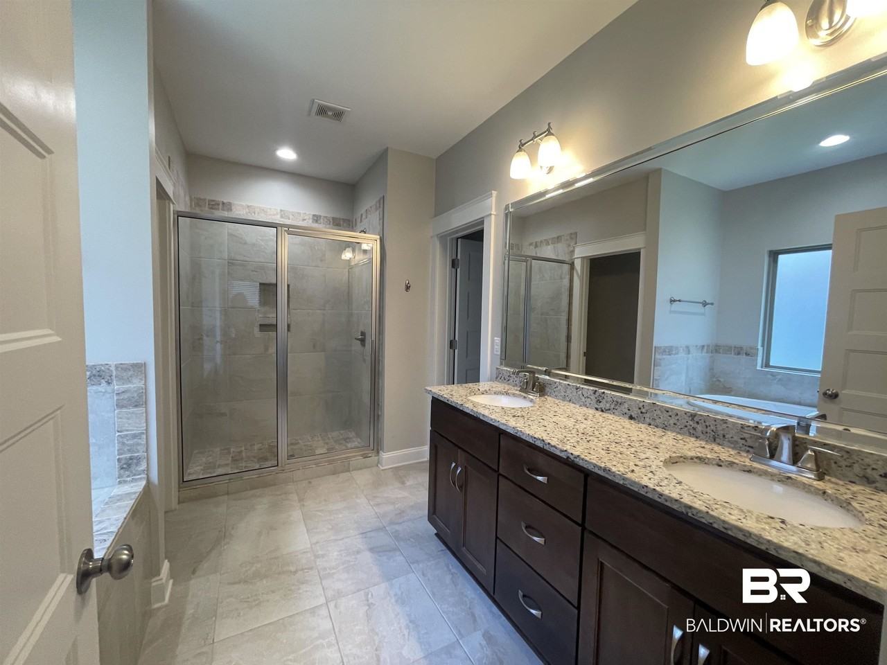 253 Hawthorne Cir - Photo 6 of 14
