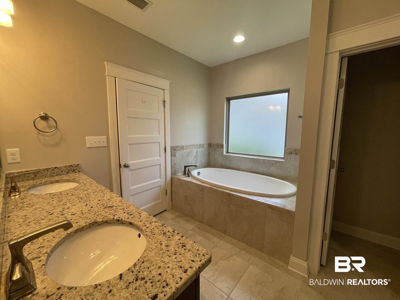 253 Hawthorne Cir - Photo 7 of 14