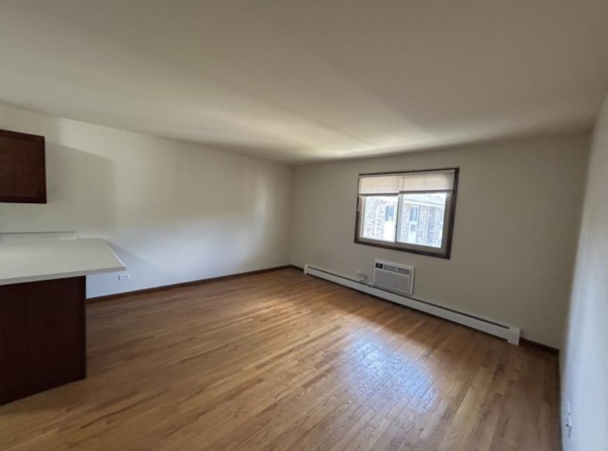 872 N Milwaukee Ave - Photo 3 of 7