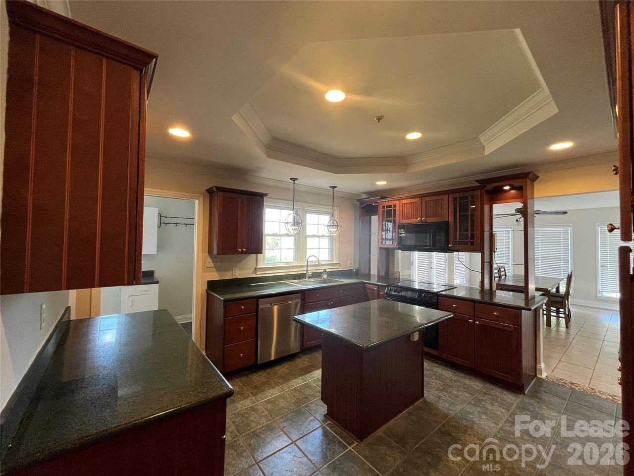 1120 Hensley Rd W - Photo 3 of 18