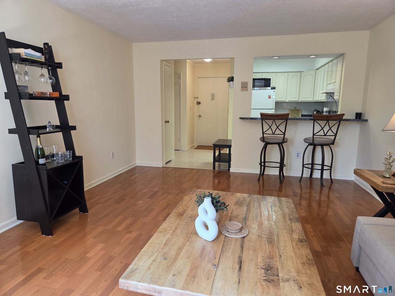 1525 E Putnam Ave #201 - Photo 4 of 15