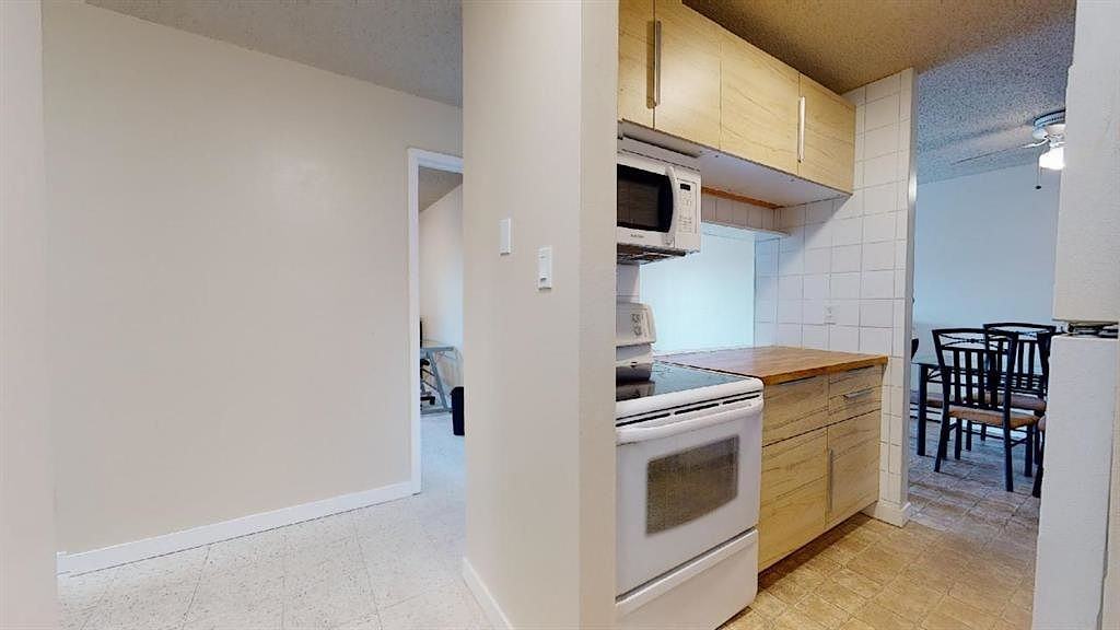 405 - 405 Columbia Boulevard West - Photo 3 of 14