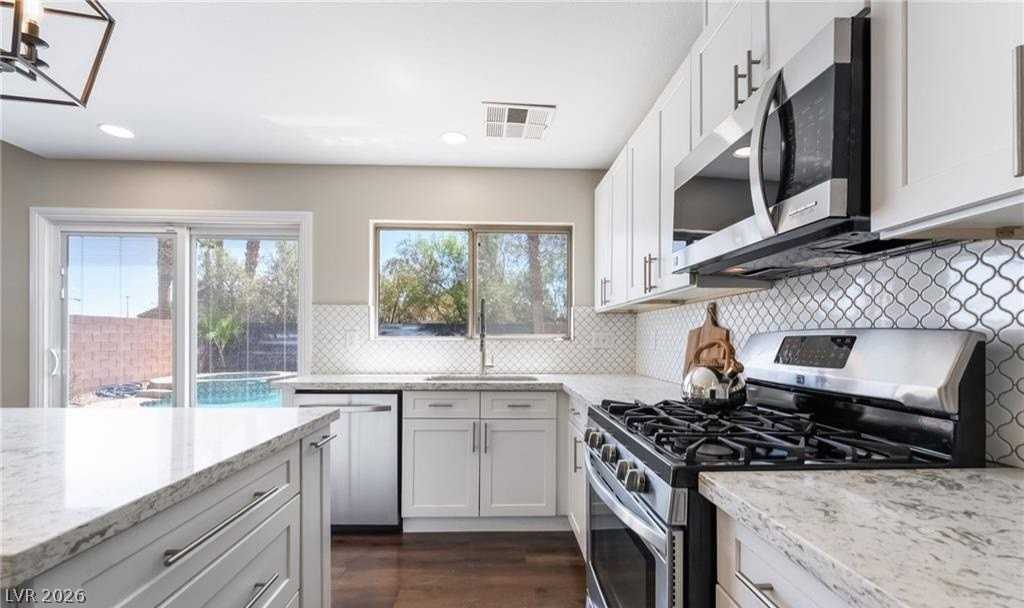 18 Amber Rock St - Photo 4 of 7