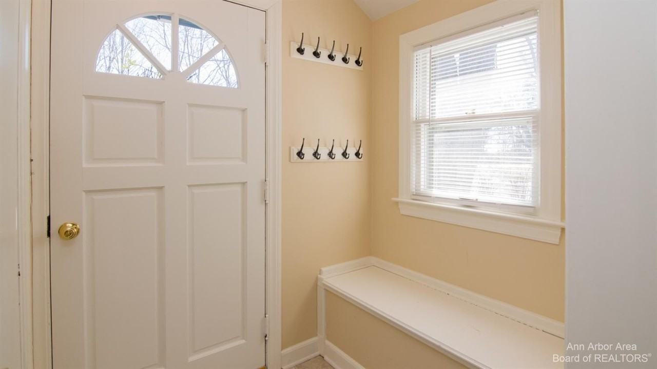 5071 Plymouth Rd - Photo 5 of 41