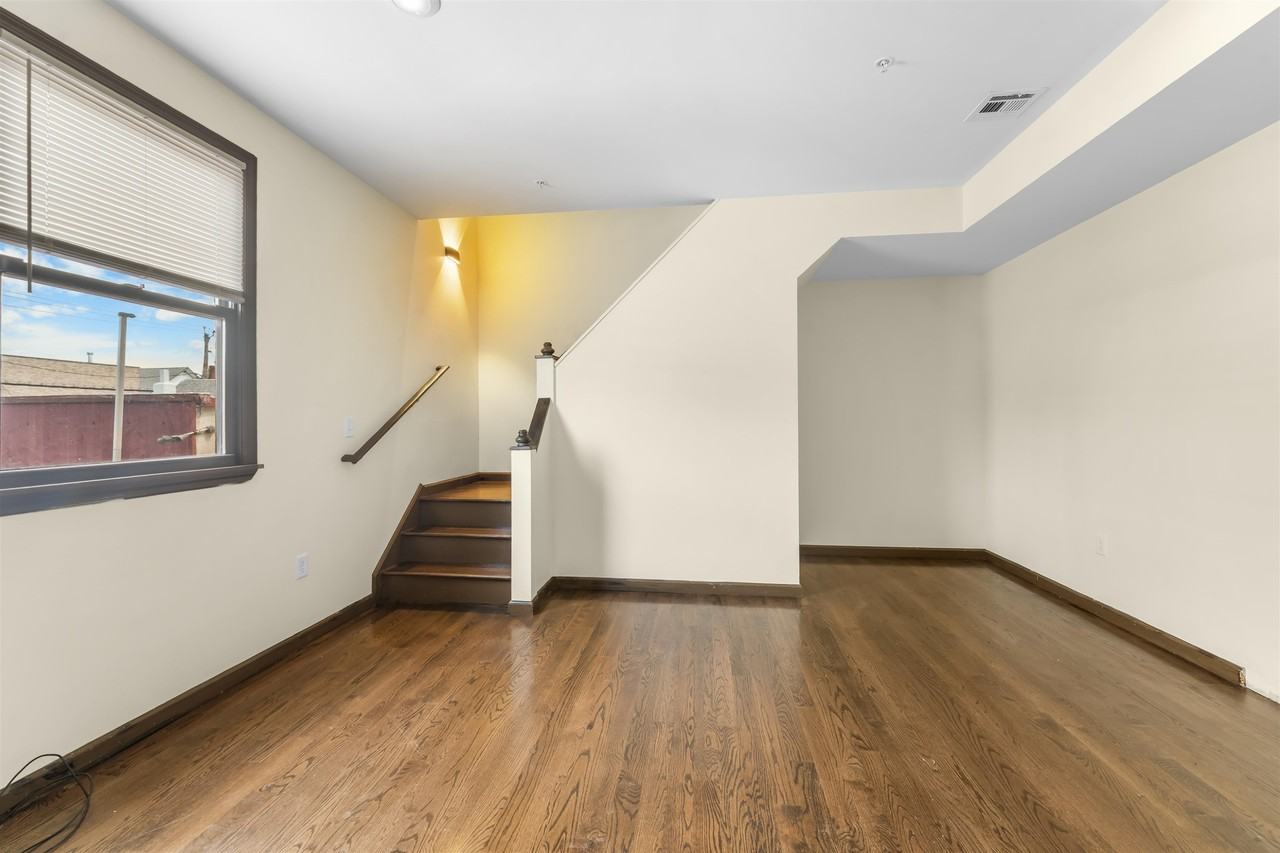 342 Broadway - Photo 5 of 15