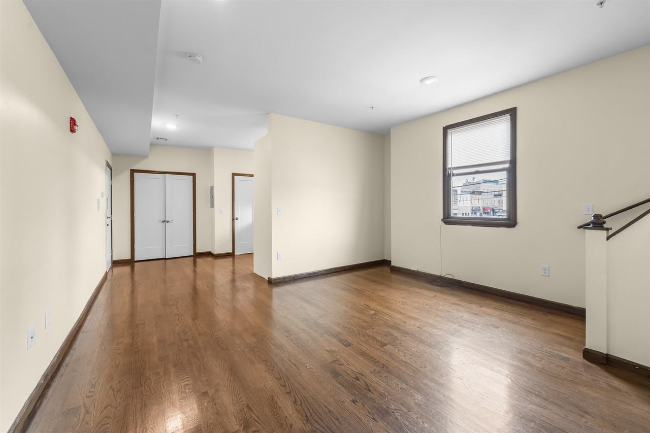 342 Broadway - Photo 6 of 15