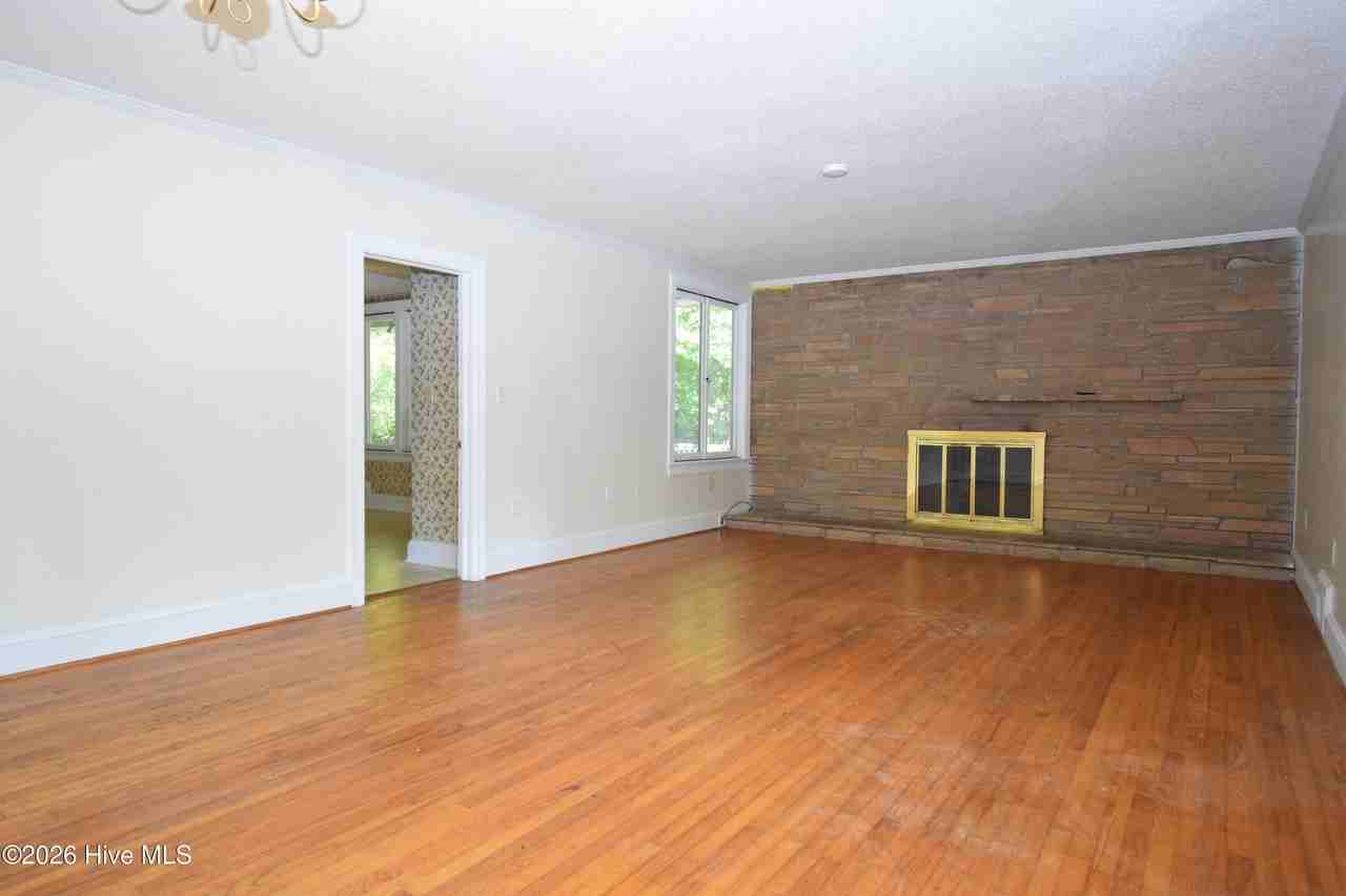 1509 E 4th St - Photo 3 of 20
