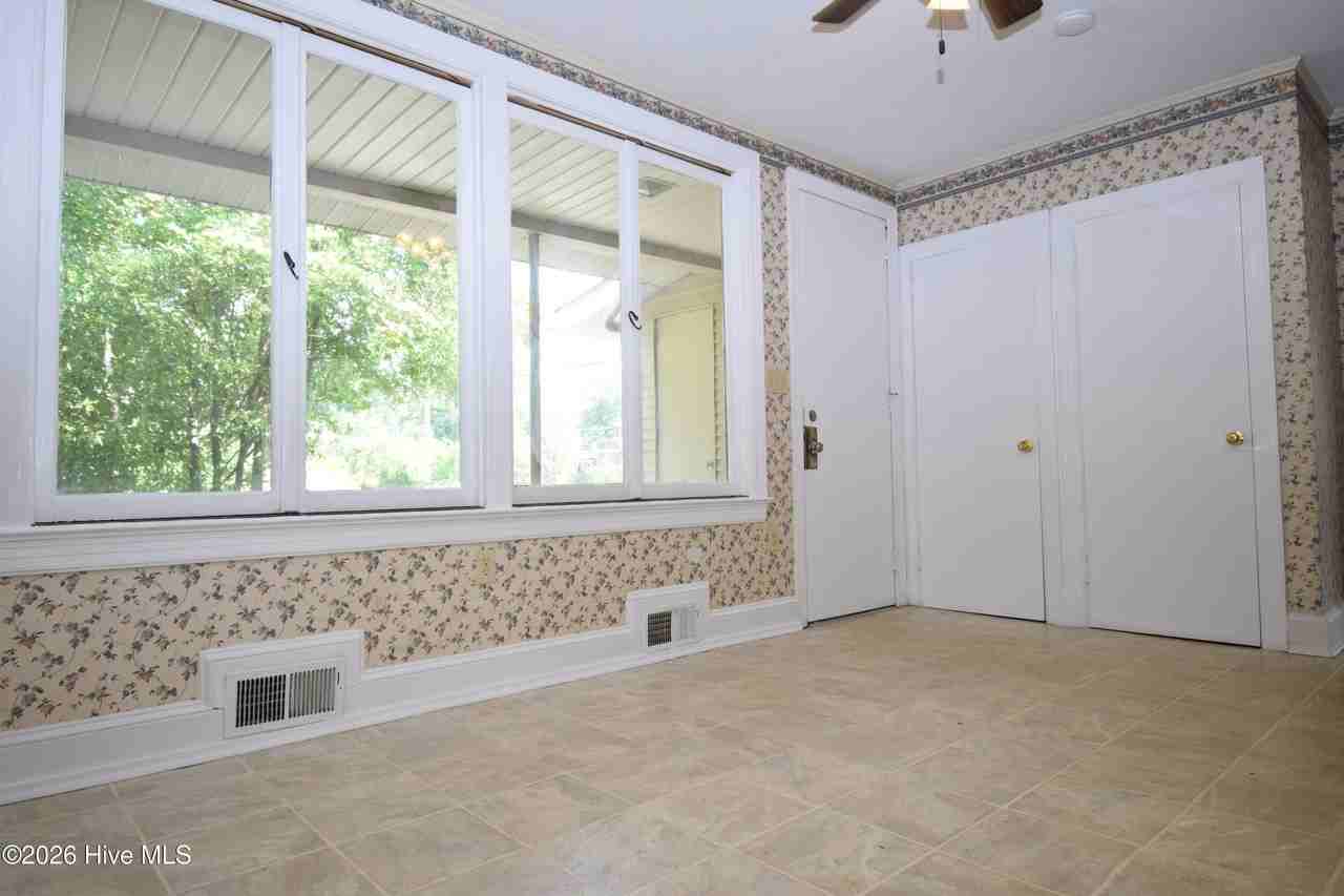 1509 E 4th St - Photo 4 of 20